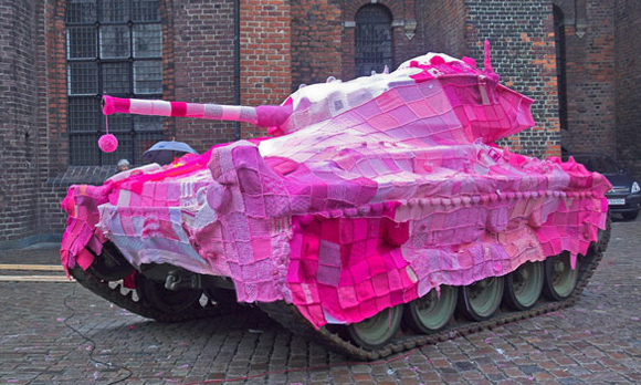 Craftivismo pacifista un tanque con una manta rosa
