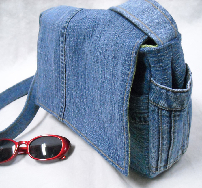 Modelo de bolso de jean reciclado con asa para colgar