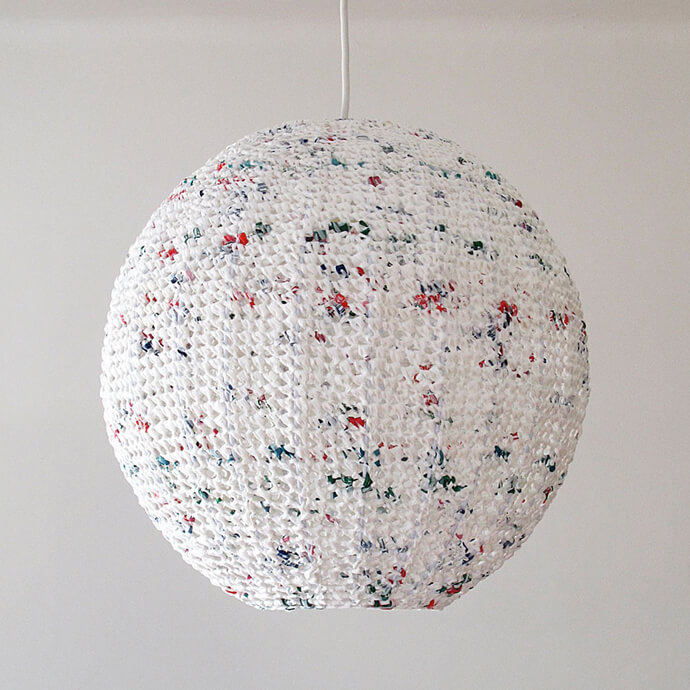 Lámpara hecha con bolsas recicladas a crochet