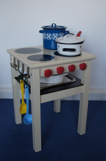 juguetes con materiales reciclados, cocina para jugar hecha con una vieja mesa
