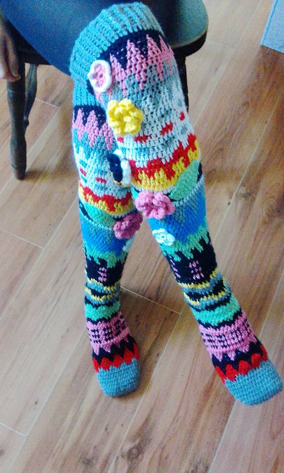 Patrones de calcetines y medias largas de colores con flores de crochet
