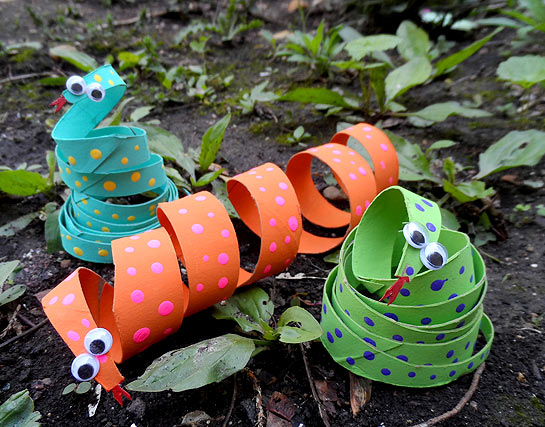 Serpientes de juguete hechas con el cartón de los rollos