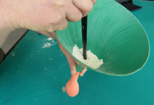 Cómo hacer amansalocos de globos paso 3